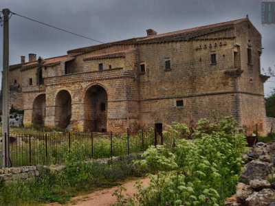 La facciata principale della Masseria Jesce: ci� che attira pi� l'attenzione � la presenza di tre massicci archi a tutto sesto, il primo dei quali a partire da sinistra costituisce l'entrata principale del complesso